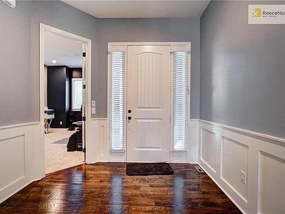 Warm and Clean entrance ---- Right on 1st floor