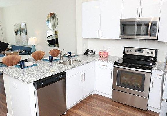 4th image of 524 Summit Ave #6515