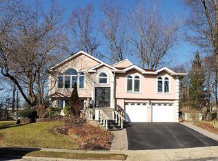 18 Lenore St, Syosset, NY 11791