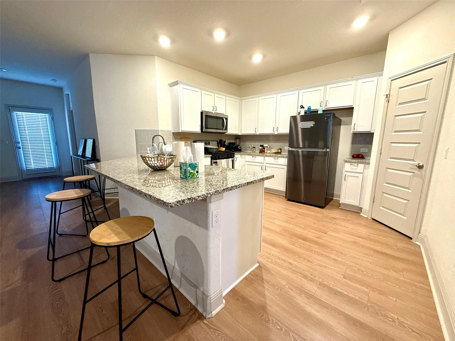 4 bed, 2.0 bath, 1922 sqft, $2,500 — Photo 3