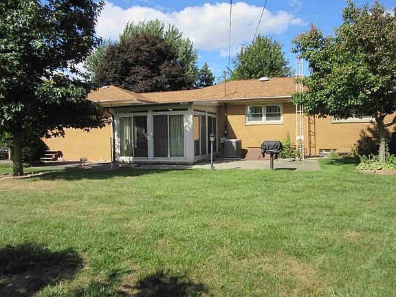 3rd image of 5027 Hazelwood Dr