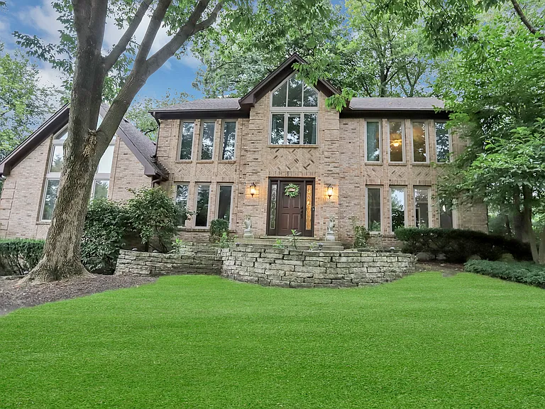 985 Chapel Ct N — Photo 2