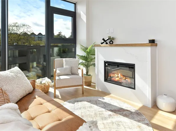 899 Esquimalt Ave SW #304, Esquimalt, BC V9A 3M5