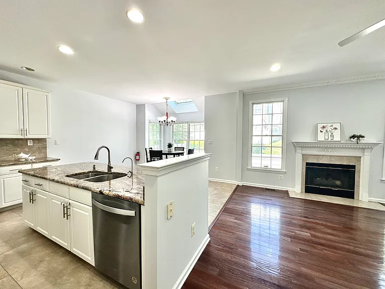 Open Concept Design_Open and Airy_Kitchen Looking At Breakfast Area