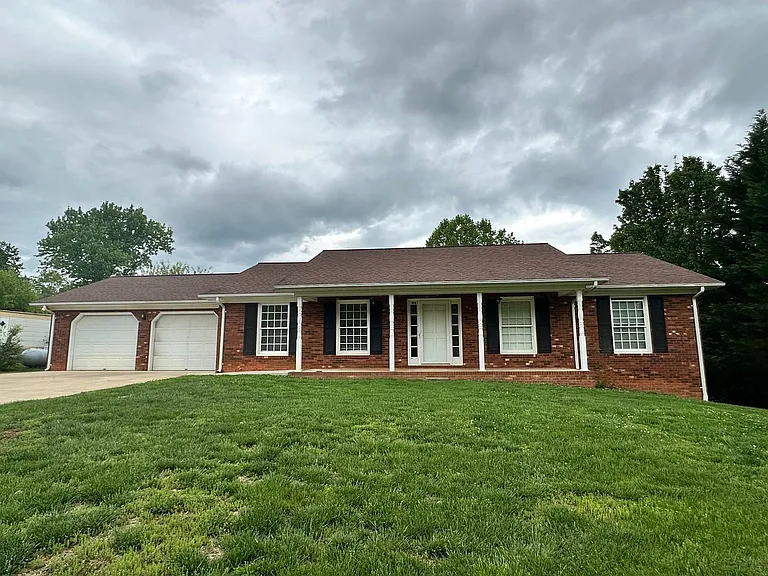 204 N Oak Grove Ext — Photo 1