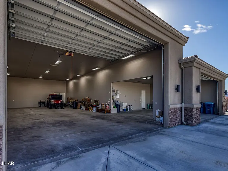2520 Demaret Dr — Photo 3