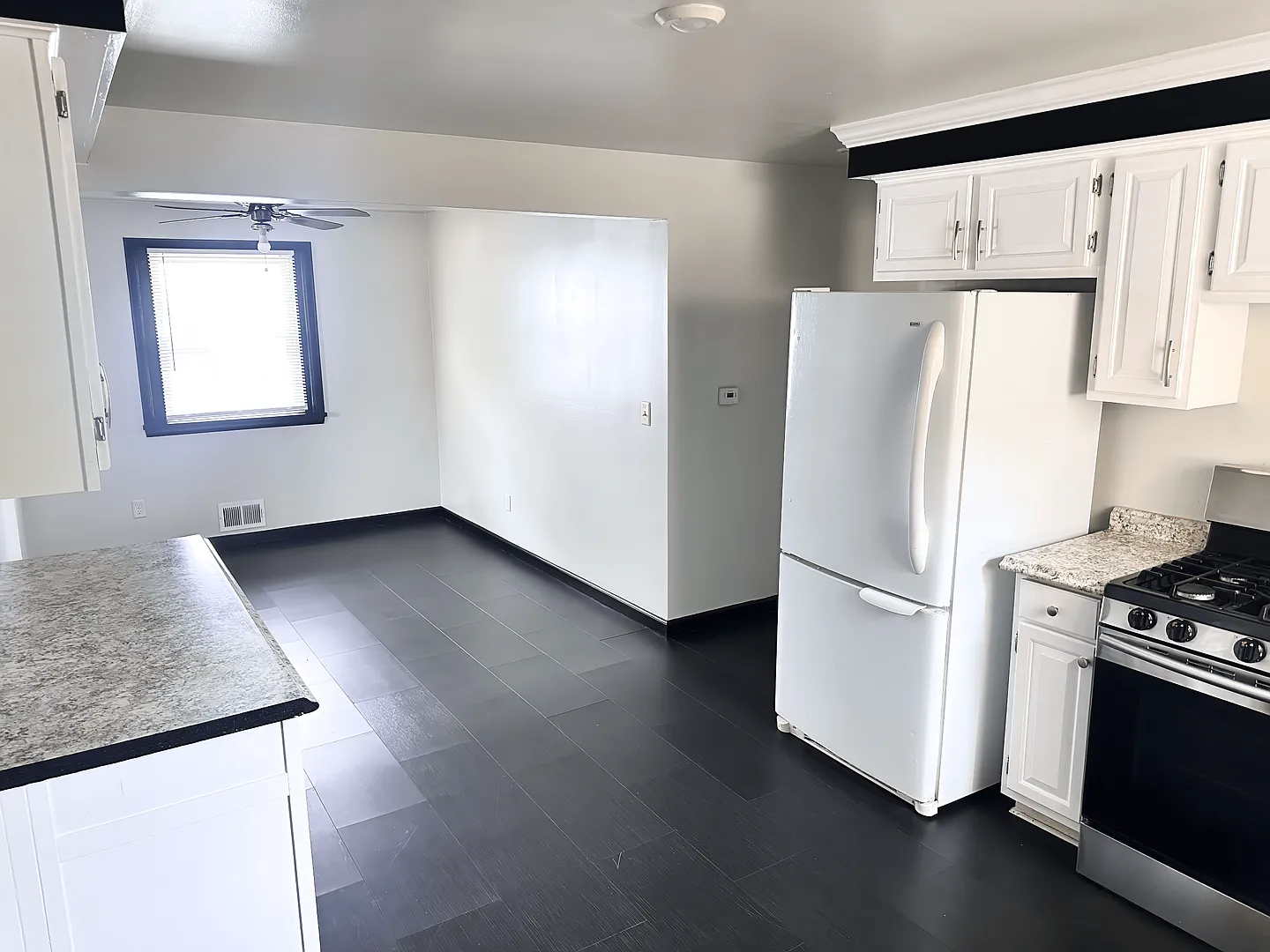 House - 3 bedroom, - 115 Burben Way — Photo 3