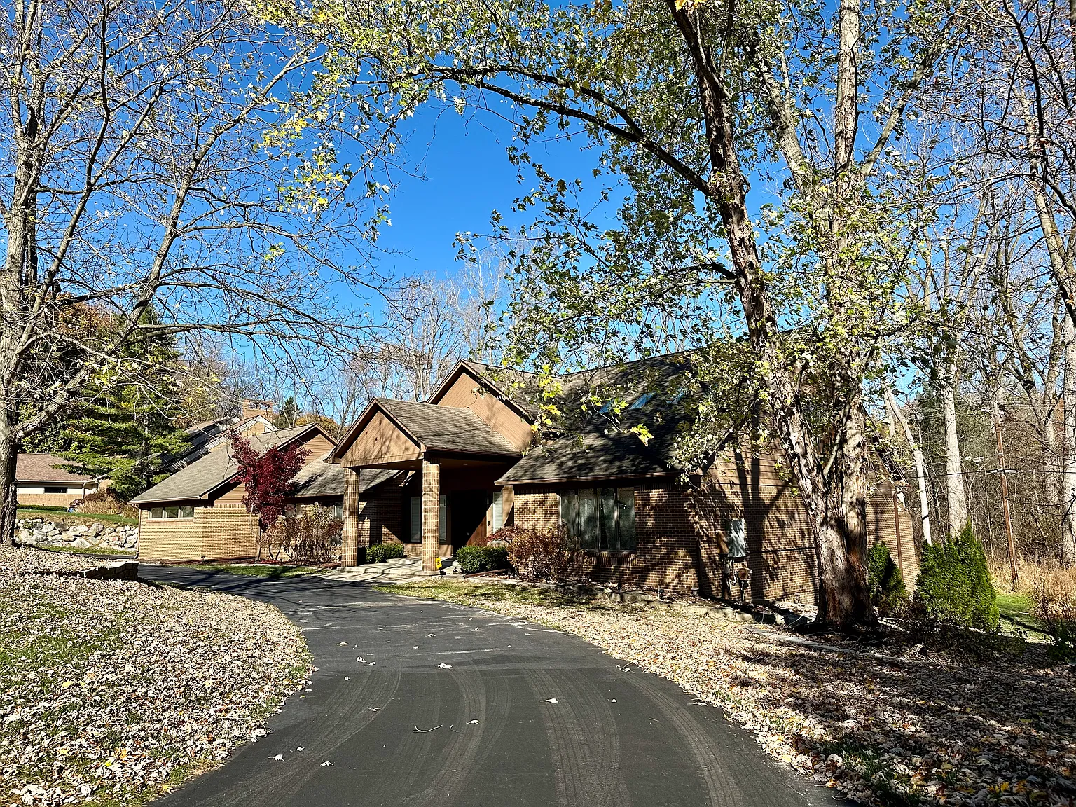 5 bed, 4920 sqft, $7,500 — Photo 2
