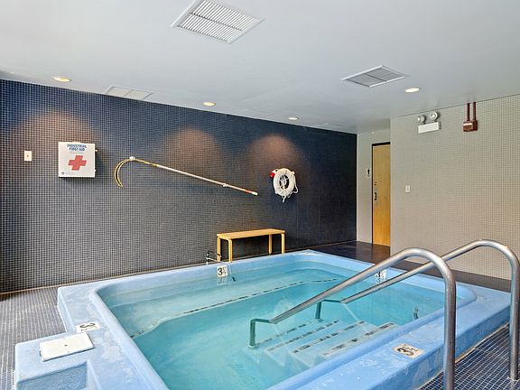 3rd image of 2020 N Lincoln Park W APT 2E
