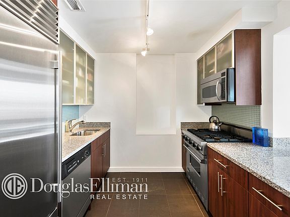 4th image of 555 W 23rd St APT N12c