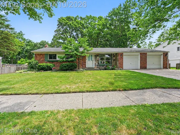 2711 Red Arrow Dr, Commerce Township, MI 48382