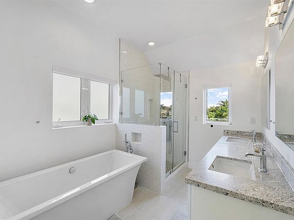 5th image of 600 NE 10th Avenue