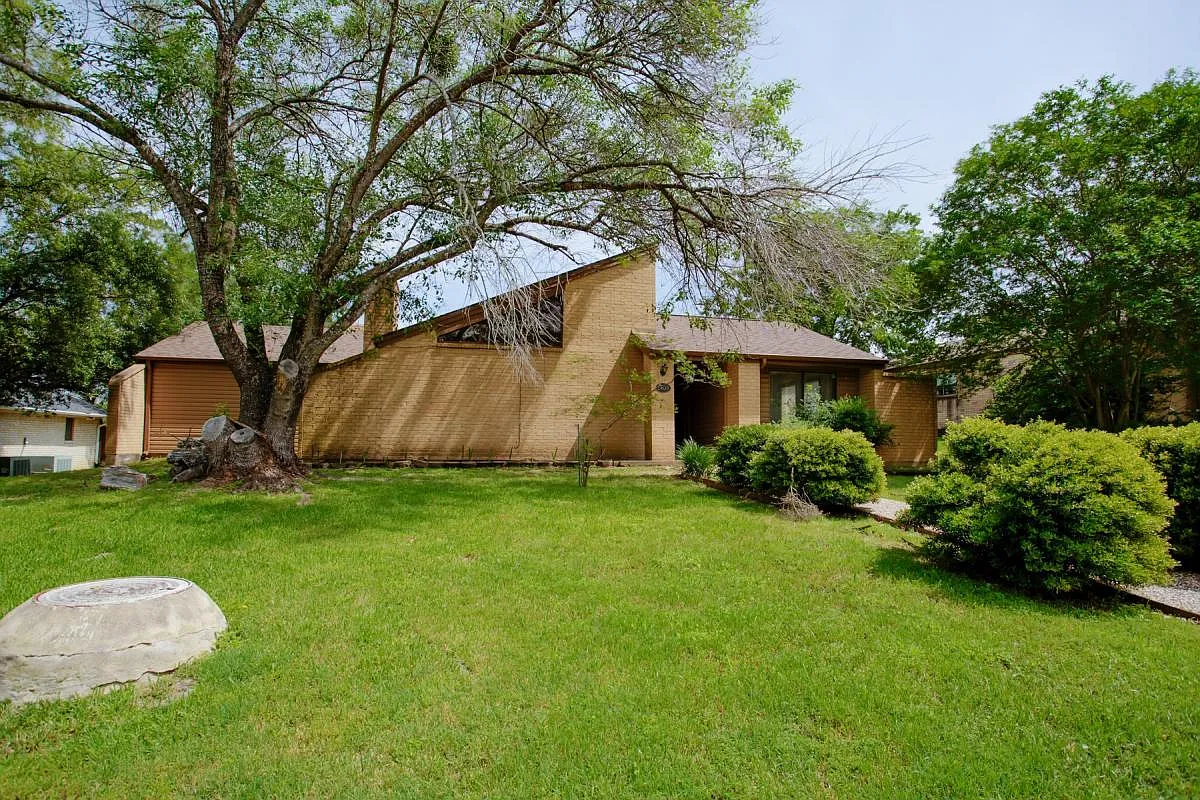 2408 Quail Hollow Drive — Photo 4