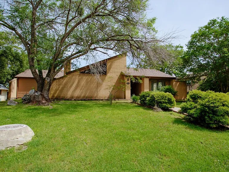 2408 Quail Hollow Dr — Photo 4