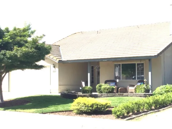 1555 Morgan Dr, Kingsburg, CA 93631