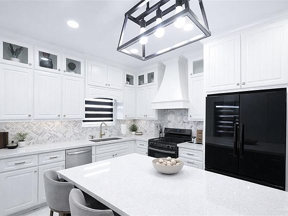 4th image of 325 Dawn St