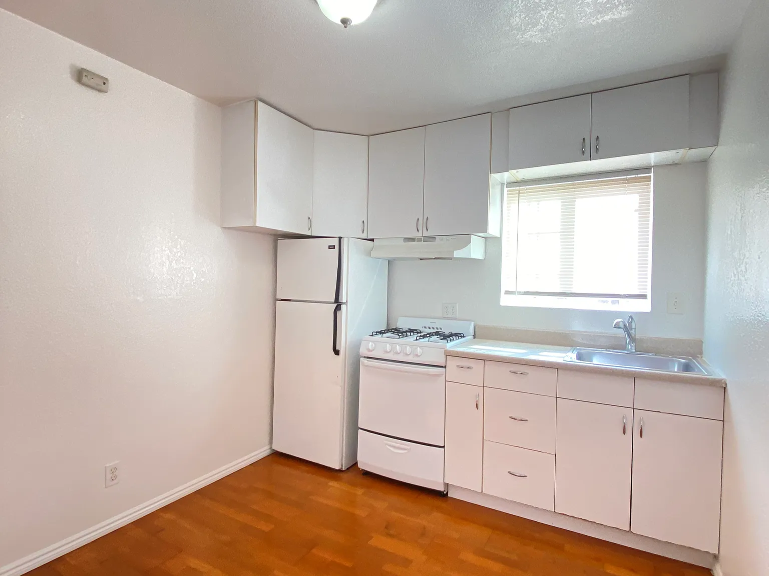 1 bed, 400 sqft, $2,100 — Photo 3