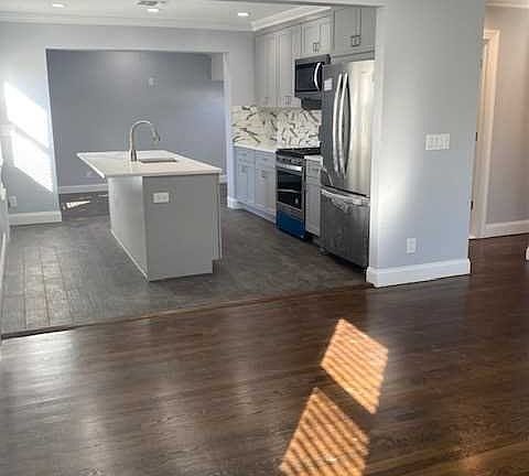 4th image of 9-7 Bellair Ave