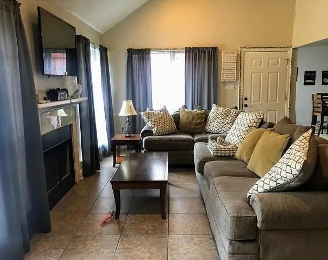 4 bed, 2102 sqft, $2,100 — Photo 4
