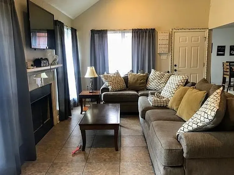 1401 Chimney Wood Ln — Photo 3