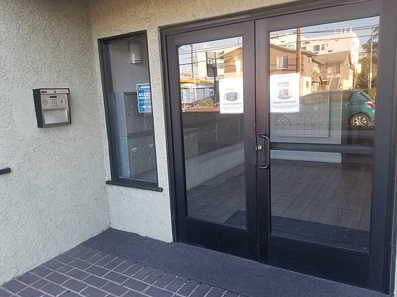 5th image of 11028 Moorpark St #221