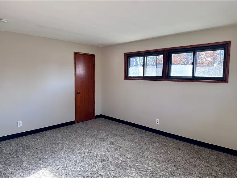 1135 Saxe Ave — Photo 5