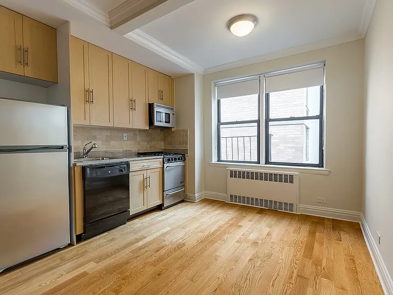 108 W 15th St #6J — Photo 2