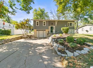 3112 Cottonwood Ln, Omaha, NE 68134