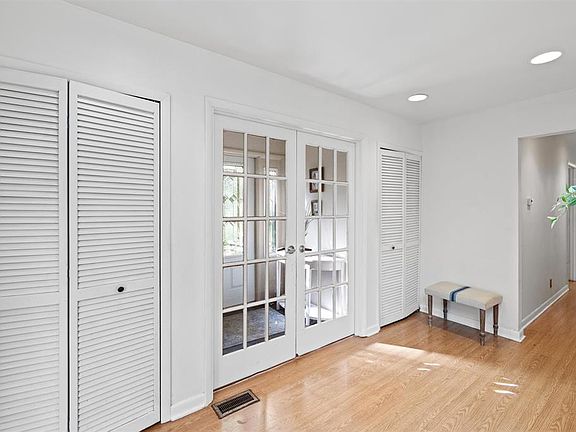 4th image of 216 Fern Hill Dr