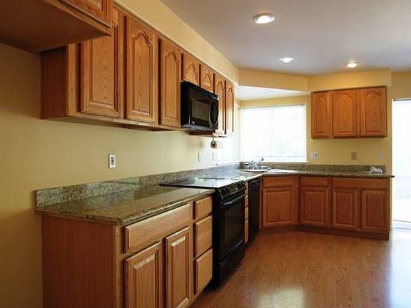 Kitchen w/granite counter