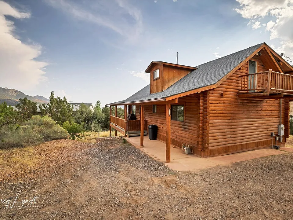 322 E Hillcrest Cir