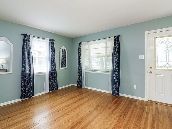 4th image of 132 Earl Ave