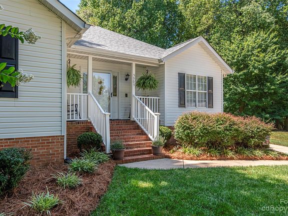 2nd image of 5905 Loch Arbor Ln