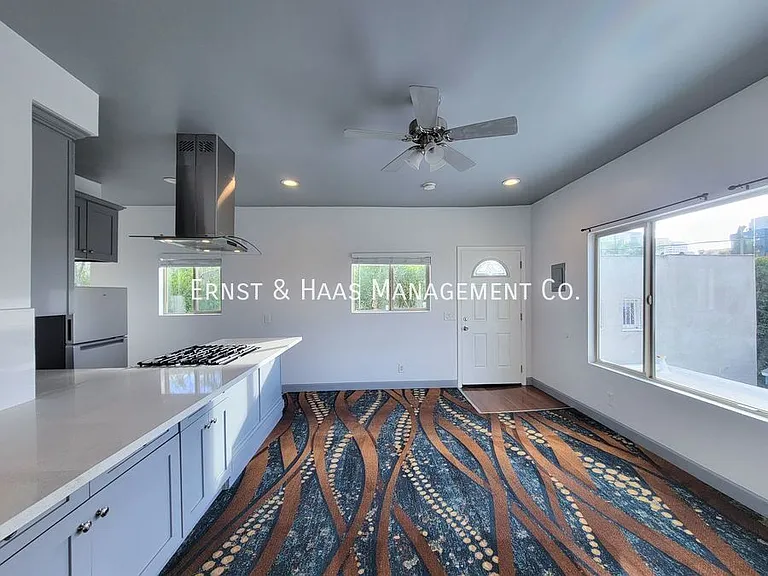 934 E Broadway — Photo 4