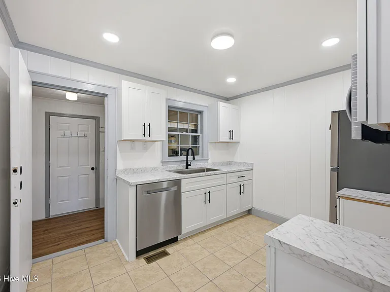 1714 Lucerne Way — Photo 15