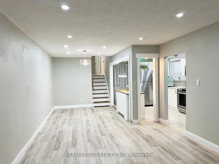 156 Mooregate Cres — Photo 12
