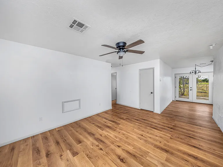 305 NE Angus St — Photo 3