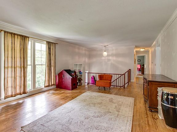 3rd image of 6605 Chatsworth Pl