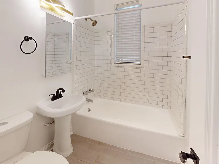 La Chandelle Apts...Charming building...Renovated Apartments Available...Hardwood Floors! — Photo 9