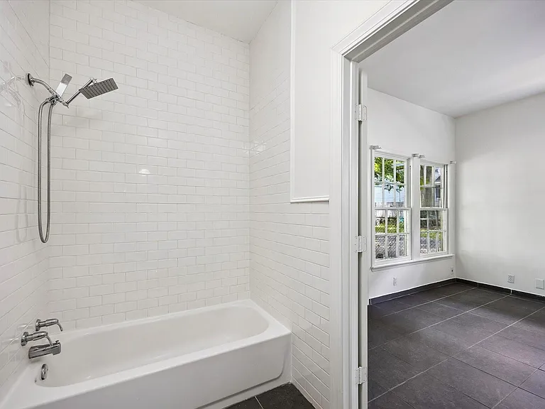 326 W 22nd St — Photo 7