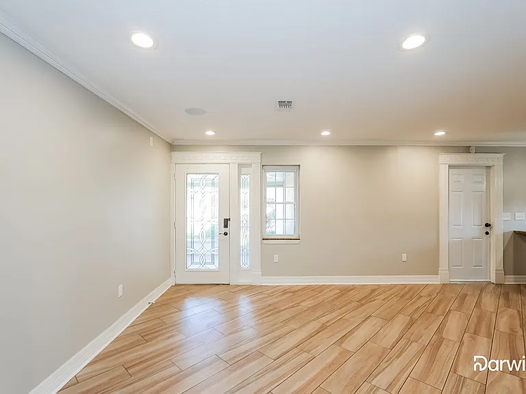 2120 Creekbend Dr — Photo 6
