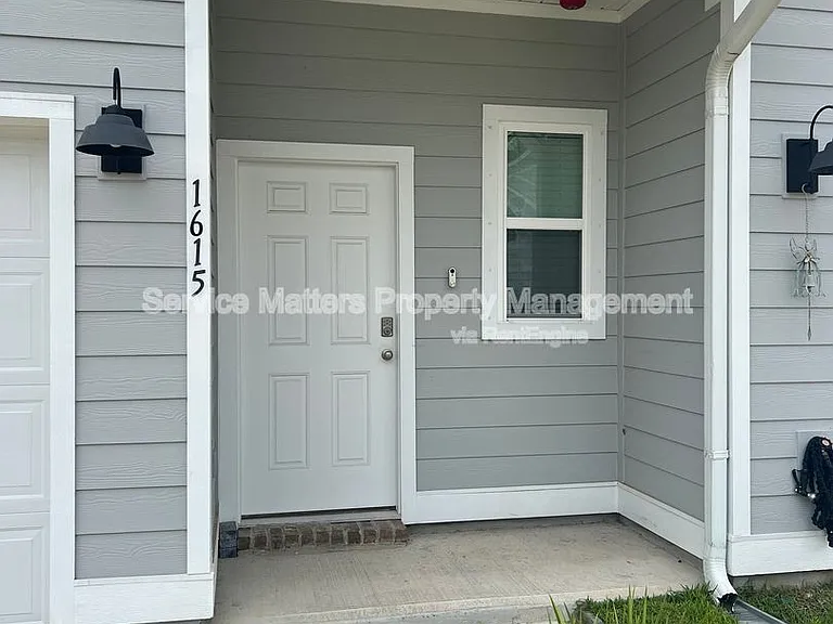 1615 Iroquois Ct — Photo 2
