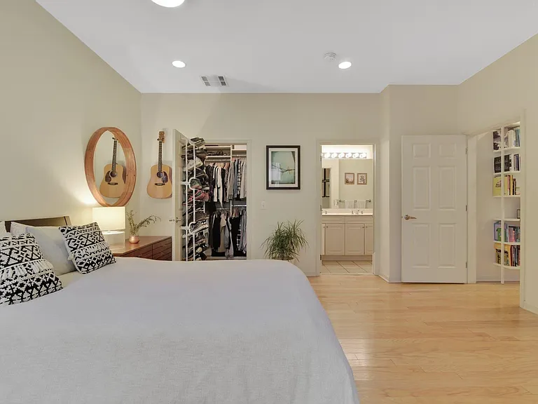 1300 Grand St #417 — Photo 17