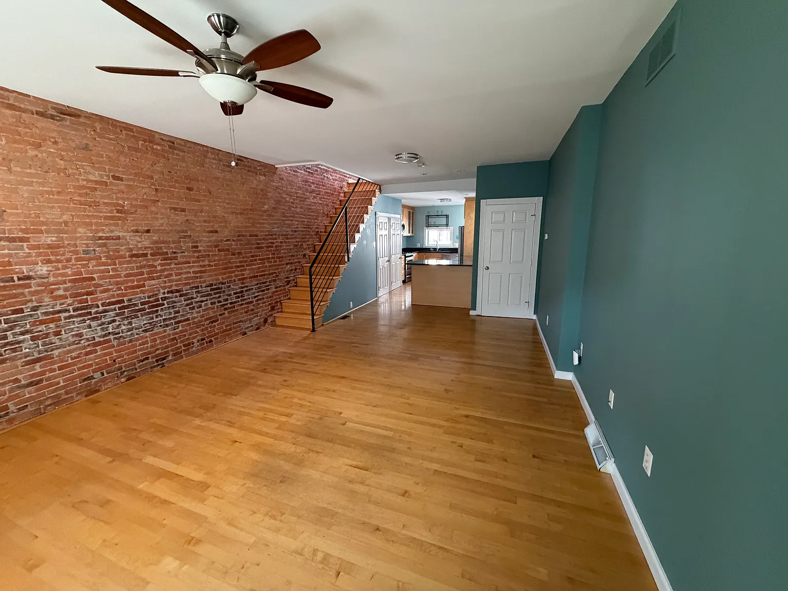 2533 Christian St — Photo 2