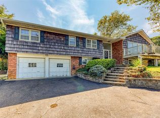 8 Beach Rd, Halesite, NY 11743