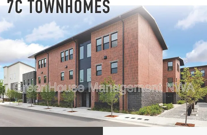 627 SW C St — Photo 1