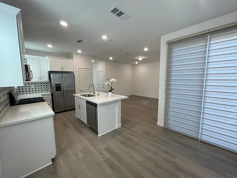801 Verdant Ln — Photo 6