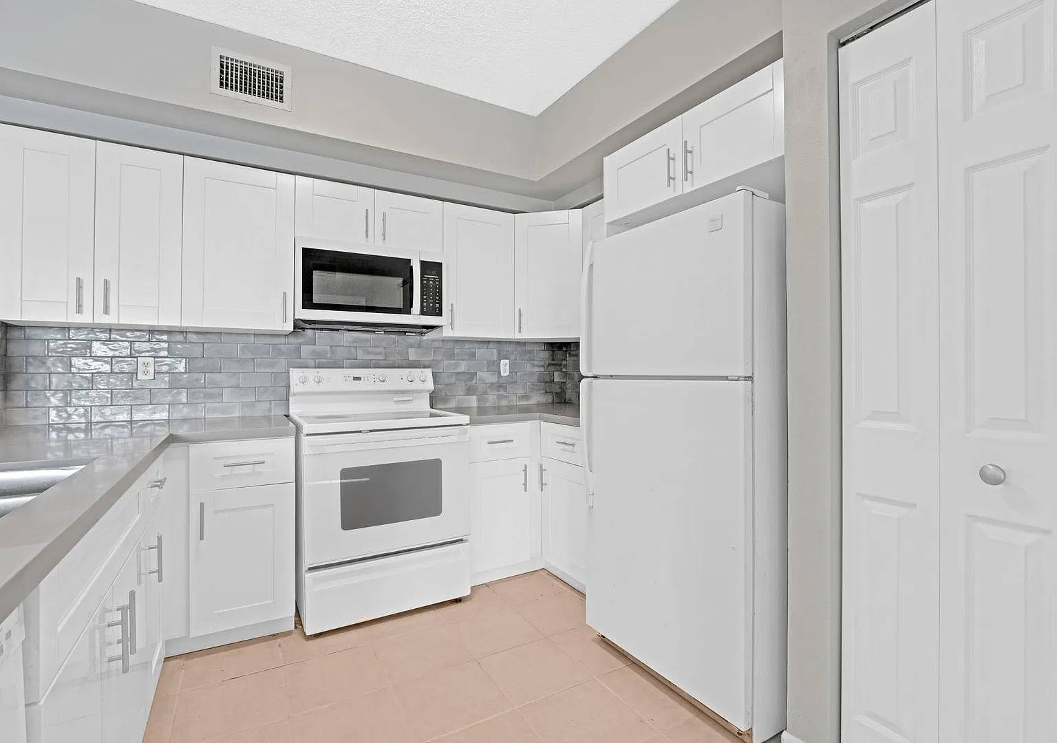 Modern Living in Miramar 2 Bed/2 Bath Condo! — Photo 2