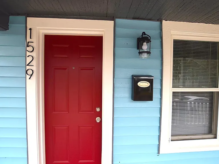 1529 Draper St — Photo 2