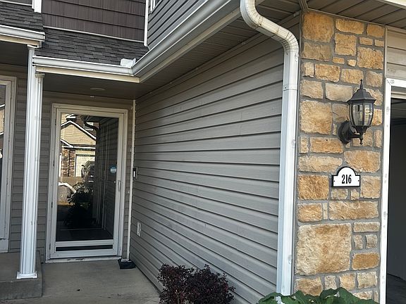 4th image of 216 N Pointe Ln